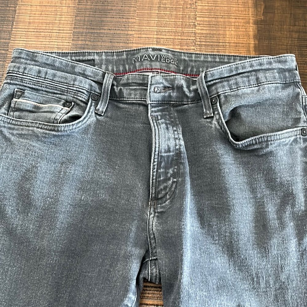 Men’s distressed gray jeans